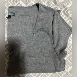 💰2/$10 Wild Fable Grey Fitted short length V- neck shirt-size xl